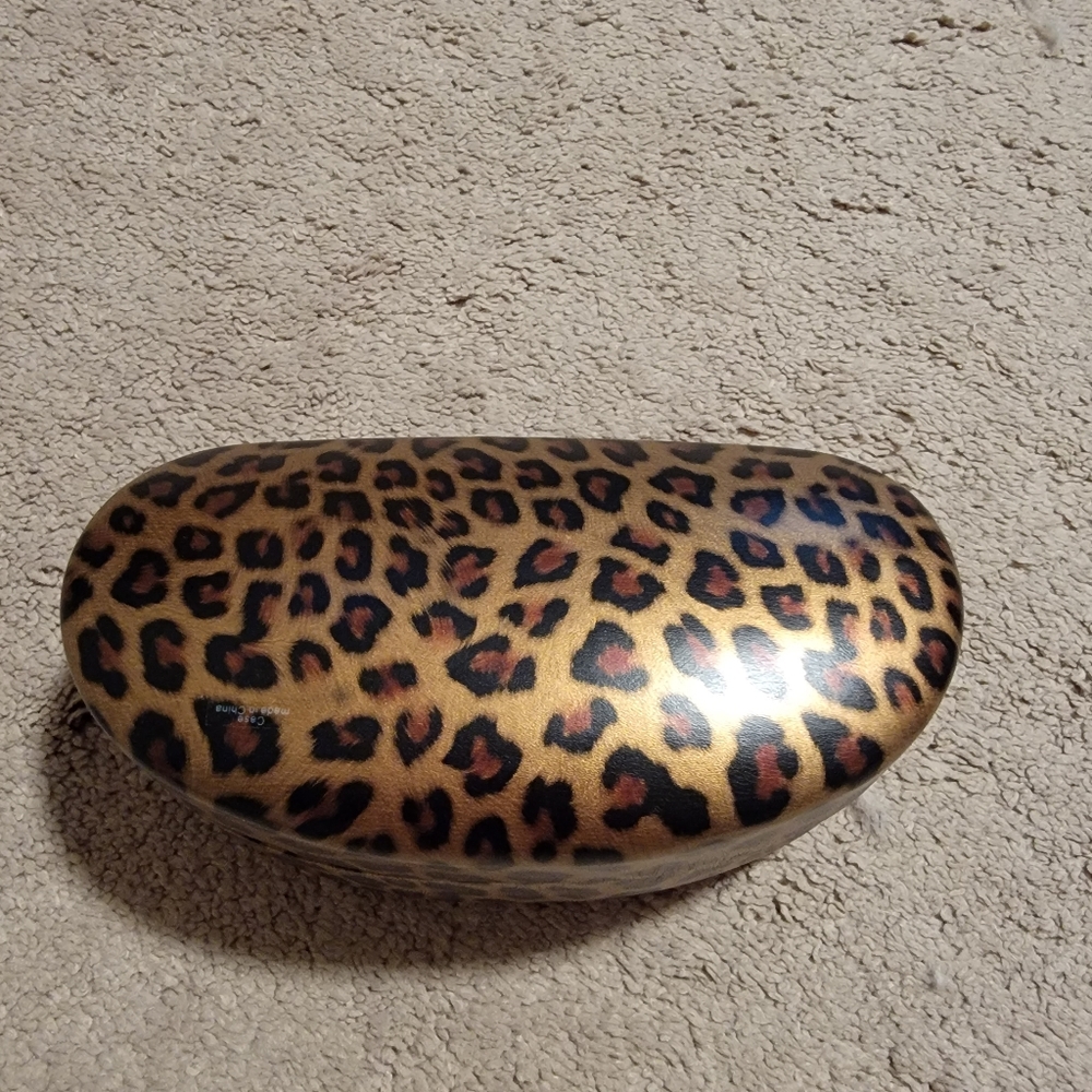 Guess Sunglasses with Case - Picture 14 of 15